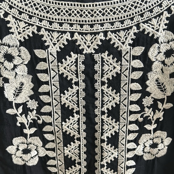 Beautiful linen, THML flutter, sleeved embroidered black dress - Picture 4 of 5